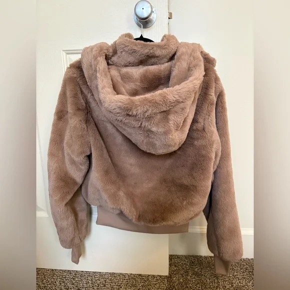 Alo Yoga Faux Fur Foxy Jacket - Picture 2 of 7